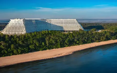 Nowy Hotel Gołębiewski w Pobierowie wita gości! Monumentalny obiekt na klifie, otoczony lasem, z widokiem na morze.