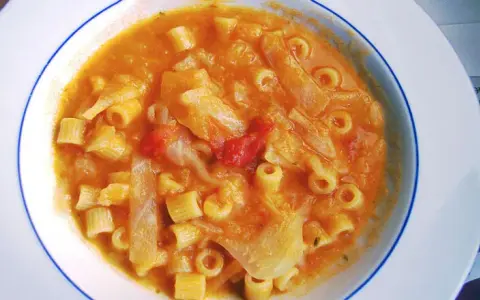 Minestra di verza con pasta: la ricetta perfetta e i trucchi