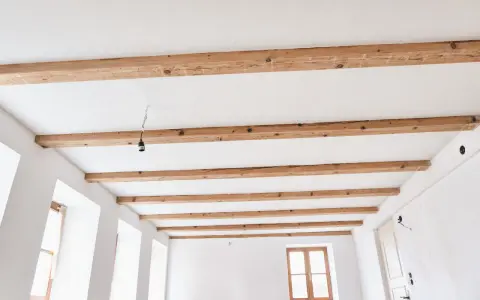 Holzbalken an der Decke, die den Charme eines "Zierbalken Decke selber machen" Projekts unterstreichen.