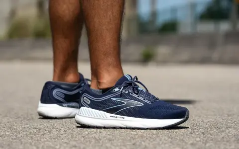 Zapatillas Brooks Beast GTS, ideales como calzado para tendinitis tibial posterior, con soporte y amortiguación.