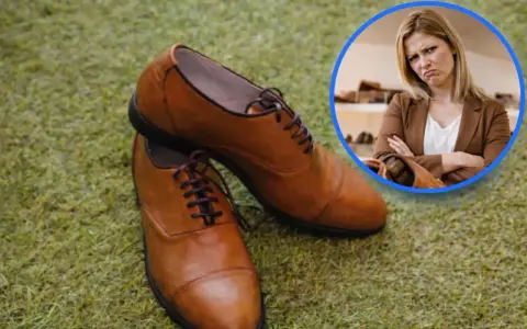 Niezadowolona klientka patrzy na eleganckie brązowe buty na trawie. Czy to problem z gwarancją na buty?