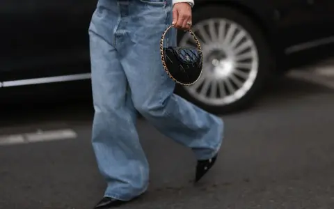 Loose fit: Co to? Jak nosić i czym różni się od oversize?