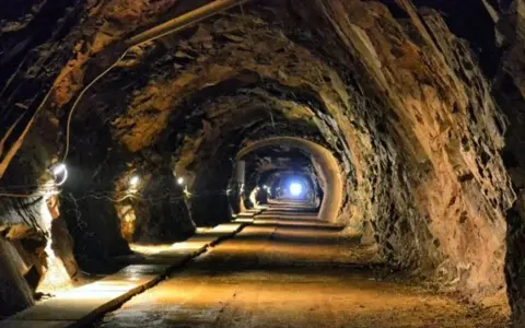 W kopalnianym tunelu, oświetlonym lampami, kryje się tajemniczy Dolny Śląsk.