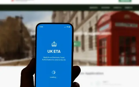 Telefon z aplikacją UK ETA, przygotowującą do podróży do Wielkiej Brytanii.