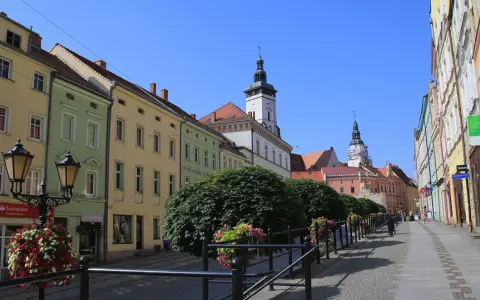 Kolorowe kamienice i wieże ratuszowe tworzą urokliwy krajobraz, który zachęca do odkrywania złotoryja atrakcje.