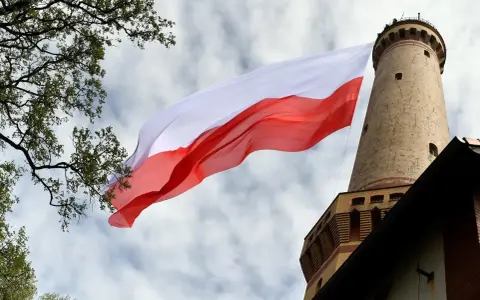 Flaga na Księżycu: Nie wiatr, a fizyka! Rozwiewamy mit powiewania.