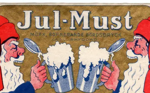 Två tomtar med röda mössor njuter av varsin julmust. En nostalgisk bild som berättar om julmust historia.