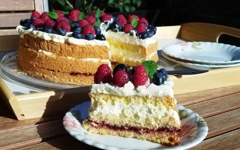 Pyszny tort dla początkujących z malinami i borówkami. Idealny na letnie popołudnie.