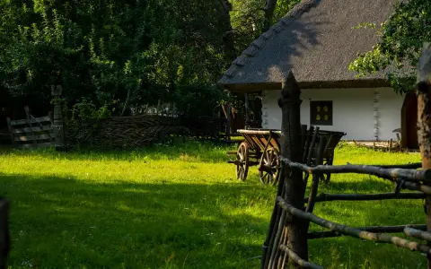 Co to jest agroturystyka? To urokliwy domek z tradycyjną strzechą, drewniany wóz i zielona trawa. Idealne miejsce na odpoczynek od miejskiego zgiełku.