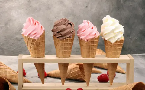 Vier leckere Softeis-Sorten in Waffeln: Erdbeer, Schoko und Vanille. Perfekt zum Softeis selber machen für den Sommer.