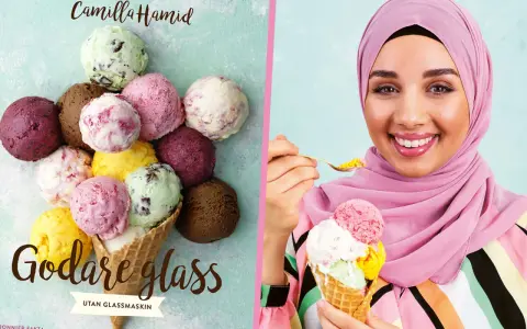 En kvinna med hijab njuter av en strut med flera kulor glass. Bredvid syns en hög med glasskulor och texten "Godare glass utan glassmaskin", ett perfekt glass grundrecept.