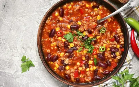 Pyszna zupa meksykańska, którą przygotowała Ania. Danie pełne fasoli, kukurydzy i mięsa mielonego, ozdobione świeżą natką pietruszki i papryczkami chili.