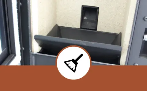 Interior de una estufa de pellets, listo para la limpieza. Aprende como se enciende una estufa de pellets tras su mantenimiento.