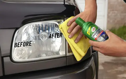 Mano aplica producto para limpiar faros de coche. Muestra el antes y después de un faro opaco.