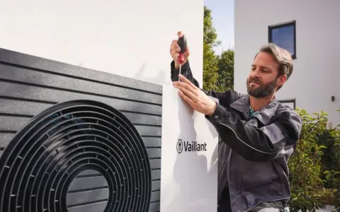 Tecnico controlla la pompa di calore Vaillant, forse per capire perché la pompa di calore non scalda.