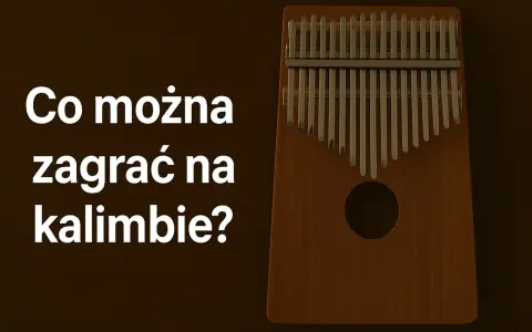 Drewniana kalimba z metalowymi listkami. Co można zagrać na kalimbie? To pytanie zadaje napis na zdjęciu.