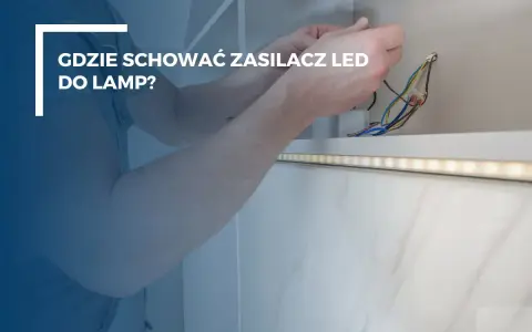 Ręce łączą przewody zasilacza LED, który można dyskretnie ukryć w ścianie, by stworzyć estetyczne oświetlenie.