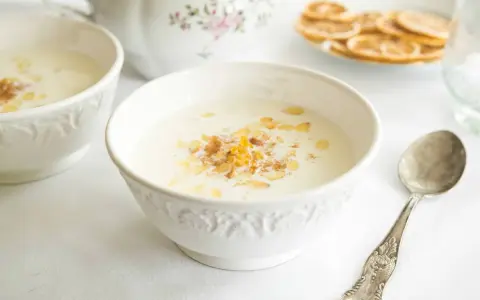 Deliciosa sopa de almendras cremosa, espolvoreada con canela y almendras fileteadas.