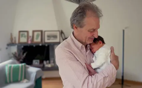 Dziadek tuli śpiące niemowlę. Może to właśnie ono sprawia, że roczne dziecko nie śpi w nocy, bo czeka na takie chwile?