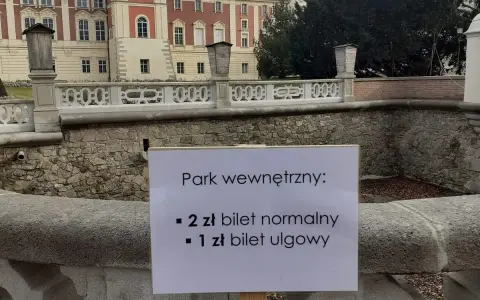Pałac w Łącku zaprasza na zwiedzanie! Tablica informuje o cenach biletów do parku wewnętrznego: 2 zł normalny, 1 zł ulgowy.