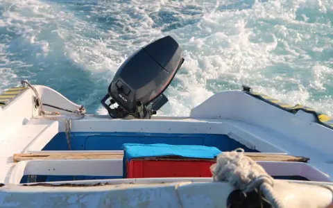 Moteur hors-bord 2 temps sur un bateau en mouvement. Un entretien régulier assure la fiabilité pour vos sorties en mer.