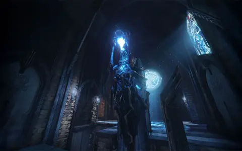 Mroczna, gotycka arena z Quake Champions. W centrum stoi niebieska, świetlista istota, a w tle widać witraż.