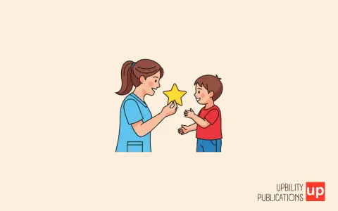 Una donna in camice blu premia un bambino con una stella gialla, un esempio di regolazione emotiva per bambini.