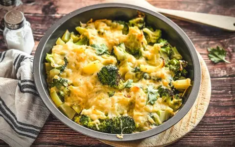 Leckerer Brokkoli-Auflauf ohne Vorkochen, überbacken mit geschmolzenem Käse und garniert mit frischer Petersilie.