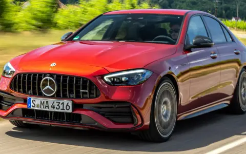 Roter Mercedes-AMG C43 fährt auf einer Straße. Die technischen Daten sind beeindruckend.