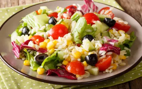 Rewelacyjna sałatka na grilla: orzo z pomidorkami, ogórkiem, kukurydzą, oliwkami i sałatą. Idealna na letnie przyjęcie!