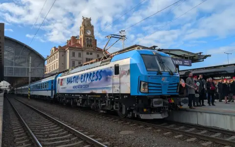 IC 3806 "Baltic Express" z napisem "Morze aż do Czech" na dworcu w Pradze.