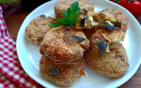 Polpette di melanzane in friggitrice ad aria, dorate e croccanti, con un ripieno filante. Perfette per un antipasto o un secondo leggero.