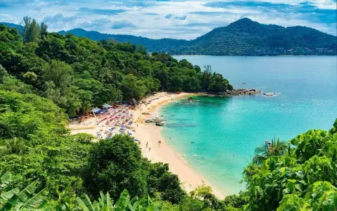 Piękna plaża na Phuket, idealna na wakacje w listopadzie. Słońce, turkusowa woda i bujna zieleń.