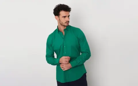 Uomo con camicia verde brillante, un perfetto abbinamento camicia verde uomo per un look moderno.