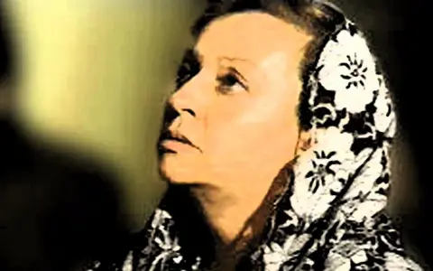 Portret Catalina Rivas w chuście w kwiaty, zamyślona, spogląda w górę.