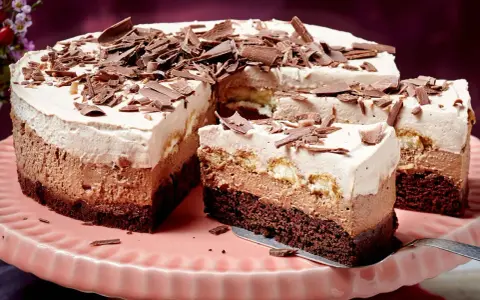 Schoko-Sahne-Torte: Ein Konditor-Meisterwerk mit drei Schichten Mousse, Biskuit und Schokostreuseln. Ein Traum für jeden Kuchenliebhaber, inspiriert von einem klassischen Rezept.