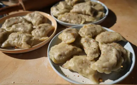 Talerze pełne pysznych, domowych pierogów z soczewicą, posypanych przyprawami. Idealne na obiad!