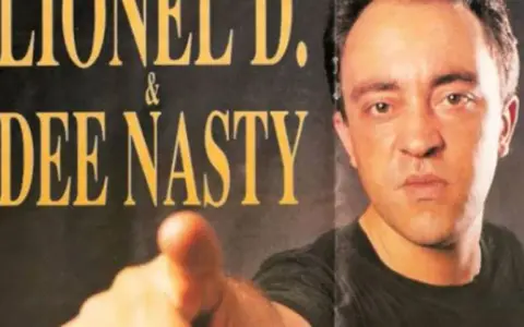 Lionel D. & Dee Nasty, pionniers du hip-hop français, posent ensemble. Dee Nasty, le premier rappeur français, pointe du doigt.