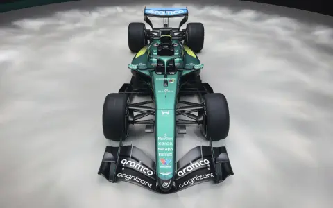 El Aston Martin F1 2026, un coche de carreras verde y negro con alerones aerodinámicos y patrocinadores como Aramco y Cognizant.