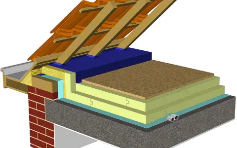 Coupe d'un toit montrant la structure, les tuiles, et l'isolation du plancher grenier avec plusieurs couches isolantes.