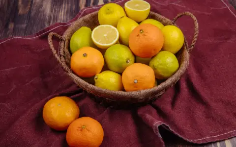 Koszyk pełen cytrusów: pomarańczy, cytryn i limonek. Hesperydyna, cenny flawonoid, znajduje się w skórce tych owoców.