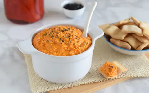 Dip de pimientos asados con pan de pita, perfecto para tus snacks de cine.