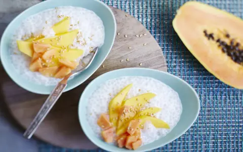 Douceur tropicale : tapioca au lait de coco, garni de mangue et papaye, parsemé de graines de sésame.