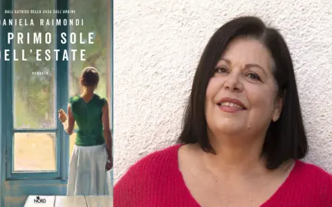Daniela Raimondi, autrice de "Il primo sole dell'estate", sorride con un maglione fucsia.