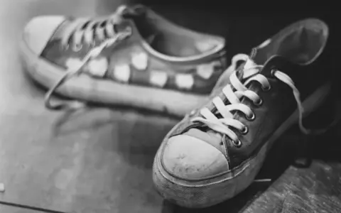 Para nada, jak zafarbować buty domowym sposobem? Te trampki czekają na odświeżenie koloru.