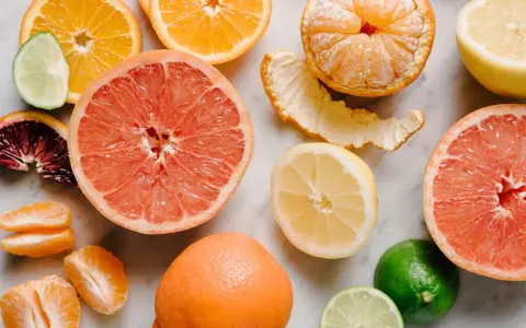 Cytrusy: pomarańcze, grejpfruty, cytryny, limonki i mandarynki. Kolorowy, soczysty przekrój owoców to perfecta fenomen c.