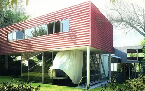 Villa Dall'Ava, une maison moderne aux lignes épurées, avec un étage supérieur rouge à rayures blanches, suspendu au-dessus d'un rez-de-chaussée vitré.