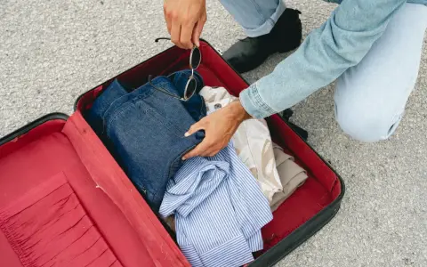 Pakowanie walizki. Zastanawiasz się, ile kosztuje dokupienie walizki w Ryanair? Sprawdź ceny przed podróżą!