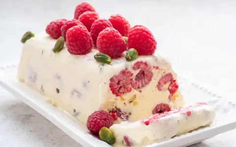 Pyszne semifreddo z malinami i pistacjami, idealne na letnie popołudnie. Ten przepis na semifreddo zachwyci każdego!