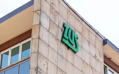 Znak ZUS na budynku. Zastanawiasz się, jak umowa zlecenie wpływa na Twoją przyszłą emeryturę?